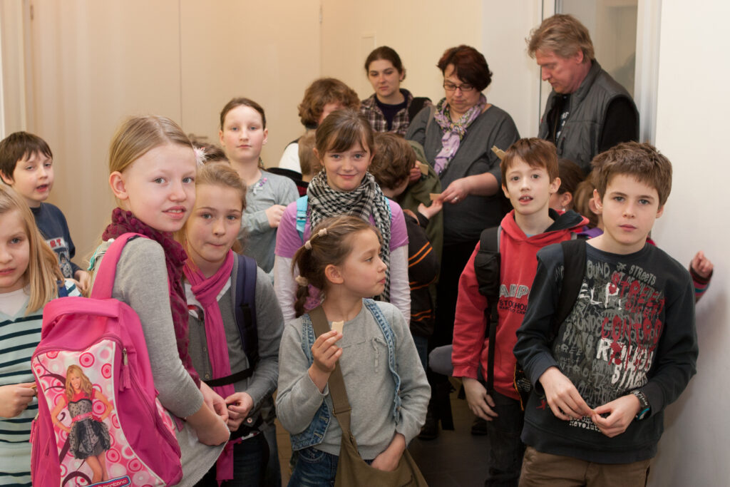 Erstkommunionkinder besuchen die Hostienbäckerei