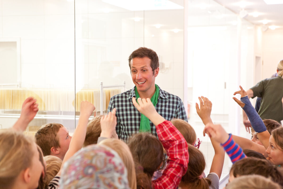 Willi Weitzel in der Hostienbäckerei